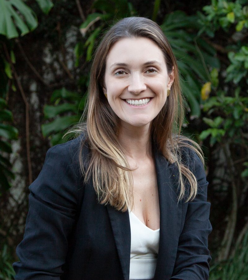 Nina Valentini, CEO da Mirada, branca, 30 anos, sorrindo, com blazer preto